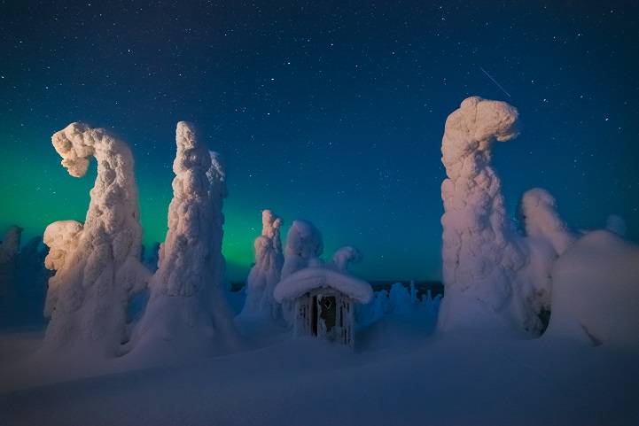A cold ngiht on the top of this hill in Lapland, near the russian border wainting for the dancing light in the sky. All around, snow ghost are watching, standstill.
